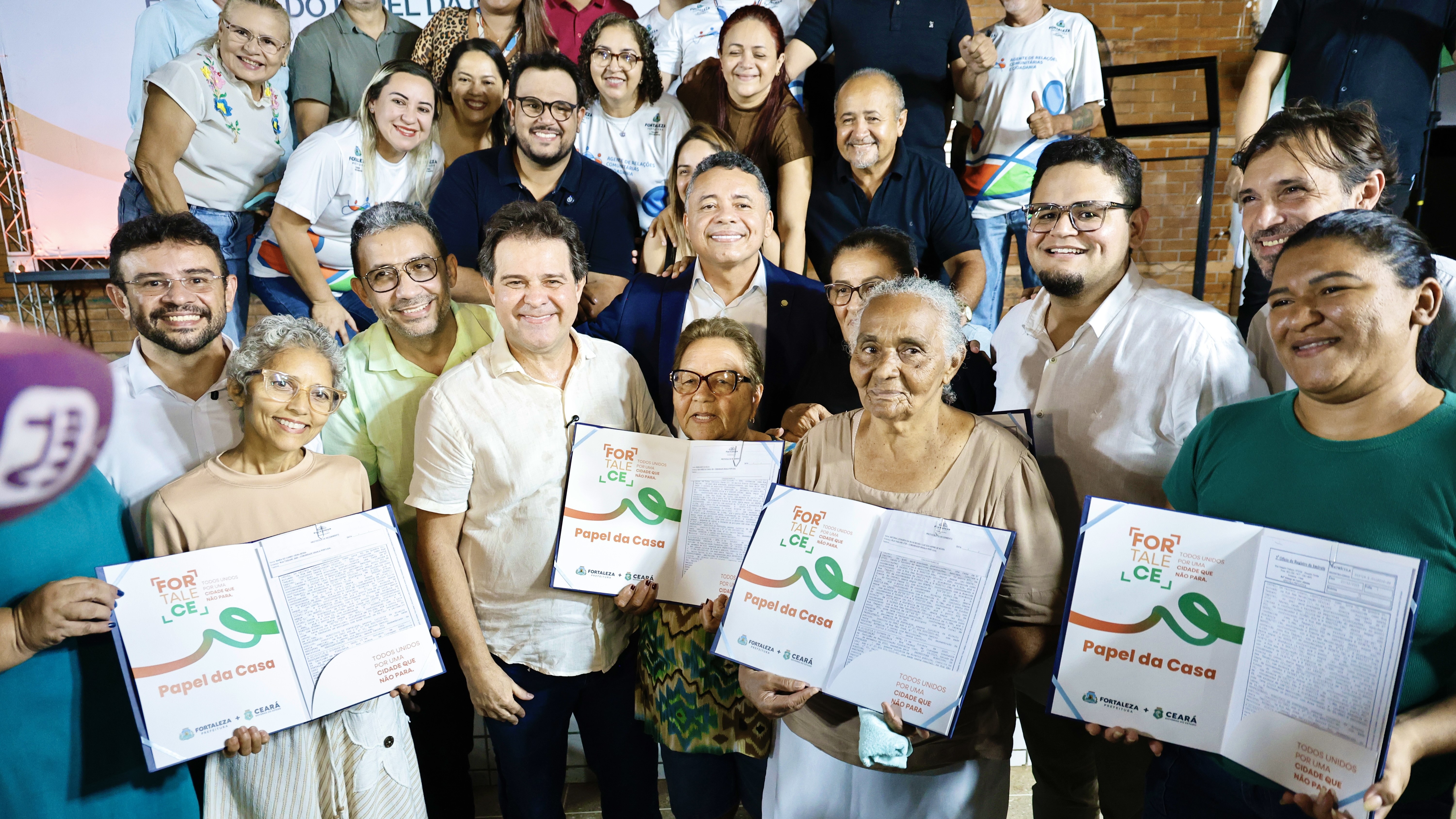 grupo de pessoas posa para a foto